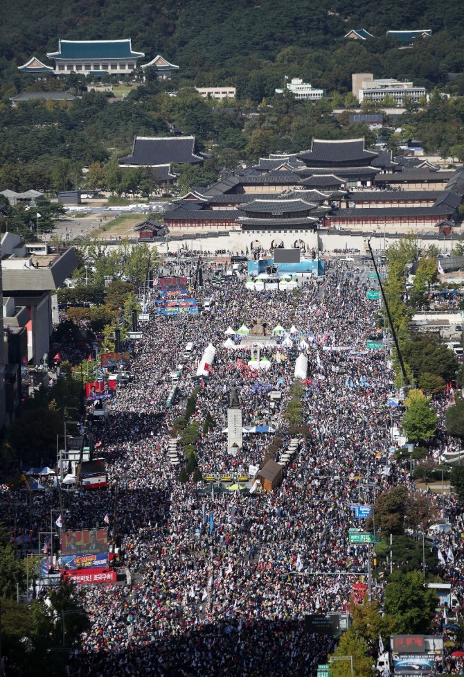 9일 서울 광화문광장·세종대로 일대에서 보수 성향 시민들이 집회를 열고 조국 법무부장관의 사퇴 촉구 및 정권을 규탄하고 있다. 사진=뉴시스