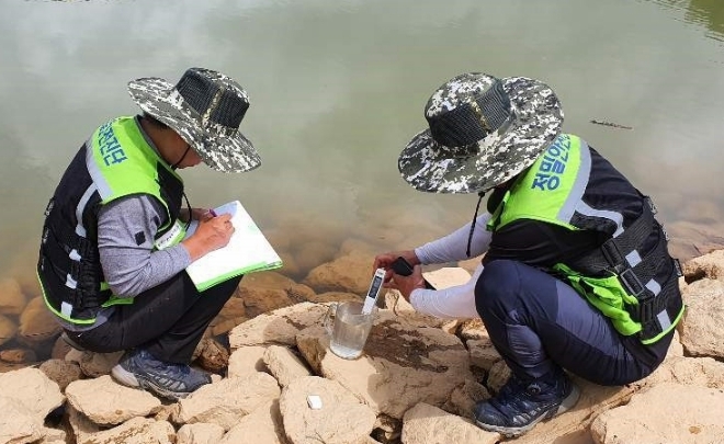 한국농어촌공사 안전진단팀이 라오스 시엔꽝 저수지에서 누수 지점과 인근의 전기전도도 측정을 통해 누수여부를 파악하고 있다. 사진=한국농어촌공사 