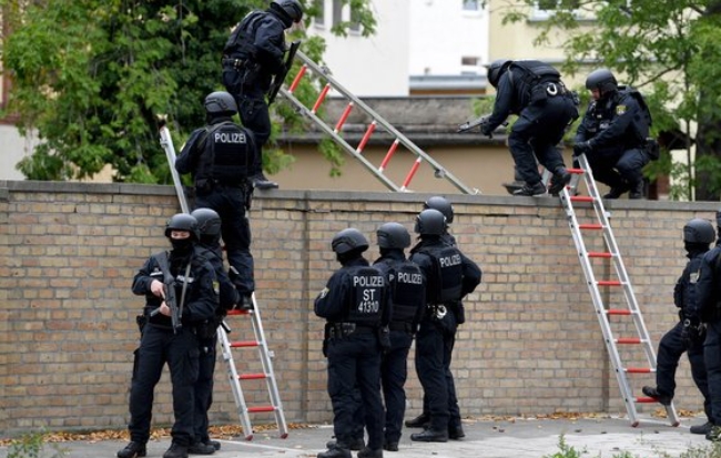 독일 동부 할레에서 현지시간 9일 총격사건이 발생해 경찰이 경계에 임하고 있다.