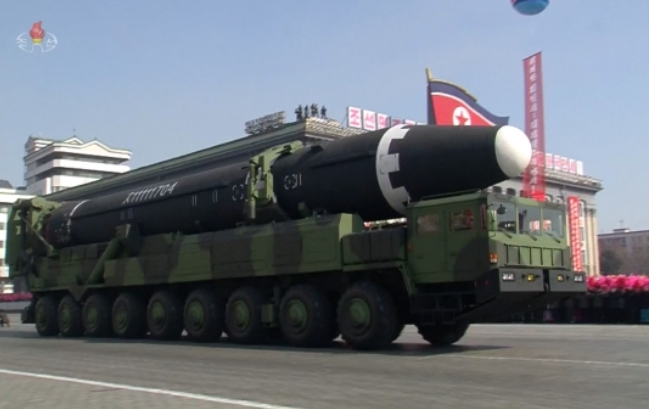 사진은  ICBM으로 추측되는 북한의 액체추진 KN-08 형태 미사일.