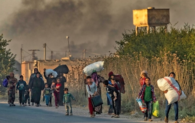 현지시간 10일 쿠르드족 주민들이 터키군의 공습과 포격을 피해 황급히 피난하고 있다.