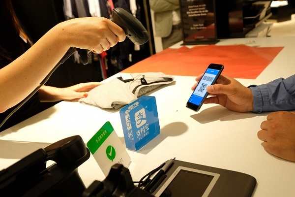 중국 매장에서 스마트폰으로 알리페이의 디지털결제을 하는 모습. 