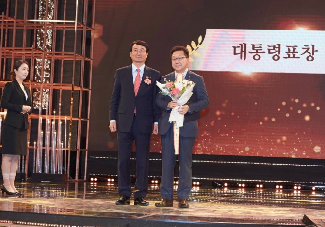 김정호(오른쪽) 아모레퍼시픽그룹 대외협력실장 전무가 나눔국민대상에서 대통령상을 수상하고 있다. 사진=아모레퍼시픽
