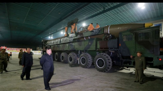 김정은이 2017년 화성-14 ICBM을 둘러보고 있다. 사진=로이터