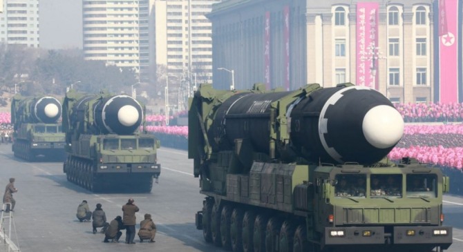 북한 건군절 70주년 열병식에 등장한 화성-15형 대륙간탄도미사일과 이동식발사차량. 9축, 18개의 바퀴가 달려있다. 사진=로이터