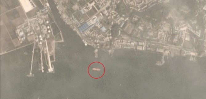 난 5일 촬영된 위성사진에 90m 길이의 대형 유조선(원 안)이 북한 남포의 해상 유류 하역시설에서 포착됐다. 사진=VOA/플래닛랩스