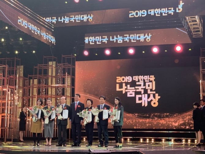 2019년 10월 10일 오후 2시, KBS 신관 스튜디오 CTS에서 개최된 보건복지부 주최의 ‘2019년 대한민국 나눔국민대상’ 시상식. 국립무용단 주역무용수 장현수는 문화예술계에서는 드물게 사회복지 유공 정부포상자로 KBS 사장 표창을 받았다. 