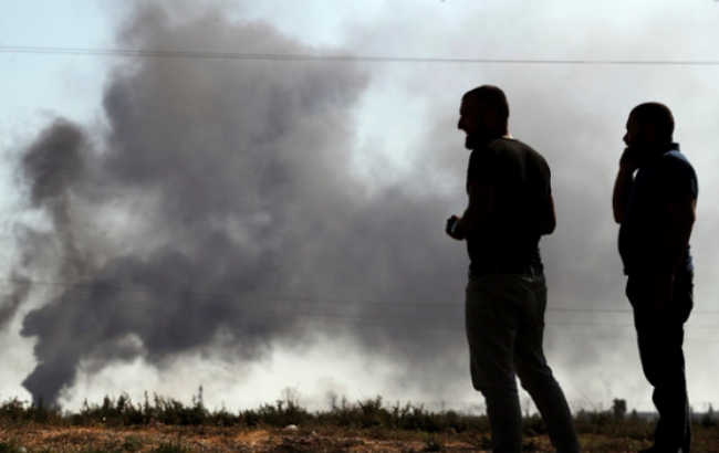 터키군이 현지시간 11일 시리아주둔 미군기지 인근을 포격하면서 검은 연기가 치솟고 있다.