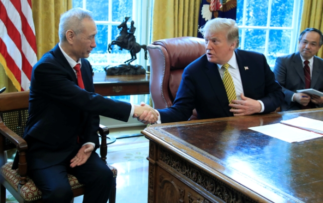백악관에서 트럼프 미국 대통령과 면담하고 있는 중국의 류허 부총리(왼쪽).