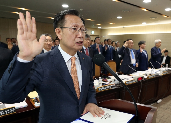 한국전력 김종갑 사장이 11일 전남 나주시 한전 본사에서 열린 국회 산업통상자원중소벤처기업위원회의 국정감사에서 증인 선서를 하고 있다. 사진=뉴시스 