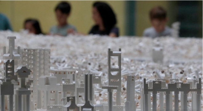 지난 7월 영국 런던의 테이트모던 박물관에 전시된 흰 레고 블럭으로 만든 빌딩 모형들. 사진=뉴시스