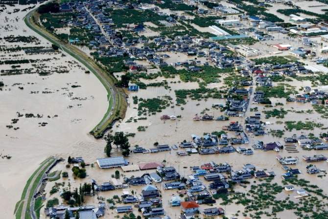 13일 일본 나가노의 치쿠마 강 제방이 제19호 태풍 하기비스의 영향으로 무너져 인근 주거 지역이 침수돼 있다. 사진=뉴시스