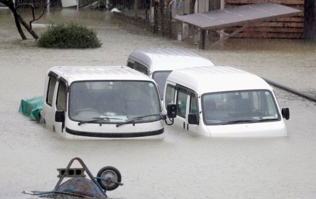 슈퍼태풍 '하기비스'가 12일 일본열도에 상륙하면서 도쿄 수도권 곳곳서 폭우에 따른 범람이 일어났다. 침수로 오도 가도 못하는 자동차들이 주인을 잃은 채 방치돼있다.