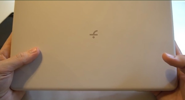 구글이 15일 발표할 새 13.3인치 노트북  픽셀북고에는 변형된 G모양의 구글 로고가 붙어있다. 사진=나인투파이브구글 유튜브