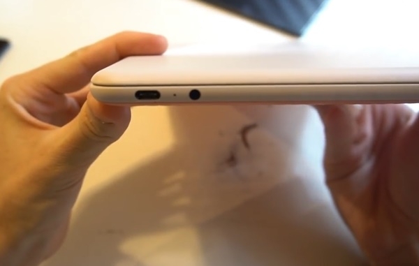 구글 노트북 픽셀북고의 왼쪽 측면에 보이는 C타입 USB와 3.5mm 헤드폰 잭. 사진=나인투파이브구글