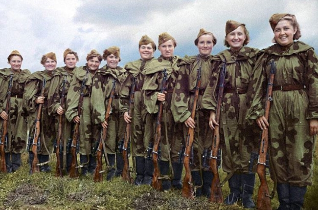 1945년 2월 동프로이센을 점거한 소련군에 가담했던 여자 저격병들.