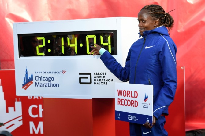 브리지드 코스게이(케냐)가 13일(현지시간) 미국 일리노이주 시카고에서 열린 2019 시카고 마라톤 대회에서 2시간14분04초의 여자 마라톤 신기록을 작성한 뒤 기념사진을 찍고 있다. 사진=뉴시스