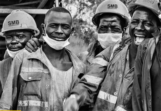 아프리카 최대 보크사이트 생산국인 기니의 광산업체 SMB 근로자들이 환하게 웃고 있다. 사진=마이닝닷컴