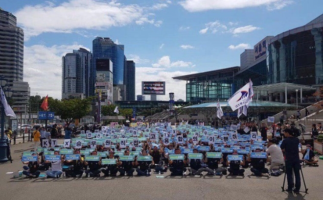 9월 11일 서울역 광장에서 코레일관광개발 노조원들이 파업 출정식을 열고 있는 모습. 사진=전국철도노동조합