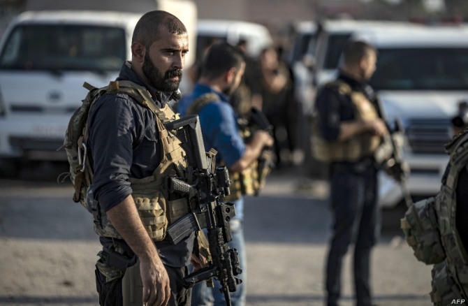 쿠르드족이 이끄는 시리아민주군(SDF)의 구성원들이 시리아 북부 하사케 인근 터키군에 대항해 전선에 합류하기 위한 준비를 하고 있다. 10월 10일 VOANEWS