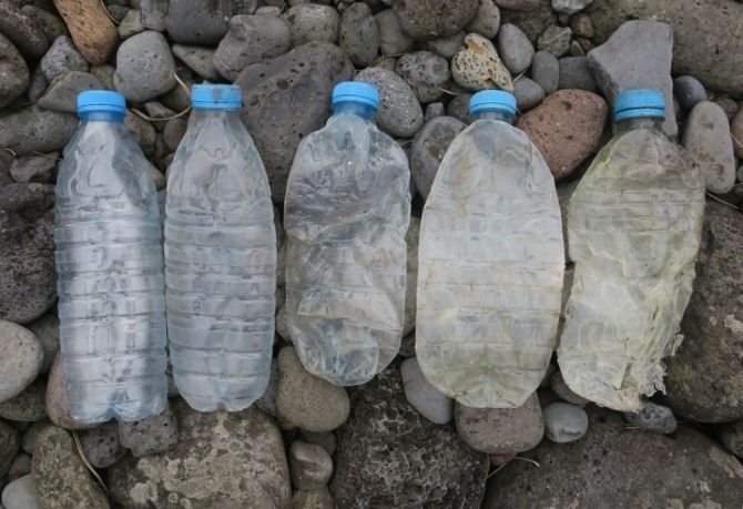 남대서양 무인도 인억세스블섬에서 발견된 중국제 500 밀리리터짜리 폐 플라스틱 생수병 .사진=피터라이언/비즈니스인사이더