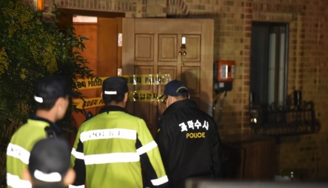 가수 겸 배우인 설리(본명 최진리.25)가 숨진 채 발견된 14일 오후 경기도 성남시 자택에서 경찰이 현장으로 들어가고 있다. 사진=뉴시스