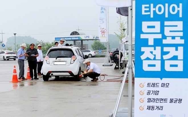 국내 타이어 업계가 경부고속국도 망향휴게소(부산向)에서 18일 타이어 무상 안전점검 서비스를 실시한다. 지난 여름철 점검 장면. 사진=글로벌 이코노믹 정수남 기자