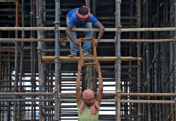 인도 콜카타 외곽에 있는 주거용 건물의 건설 현장에서 일하는 노동자들. 사진=로이터/뉴스1