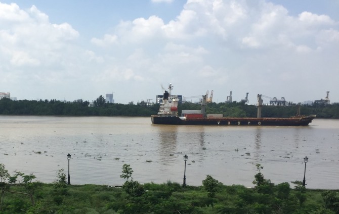 컨테이너를 선적한 선박이 하노이강을 지나고 있다. 사진=VOA