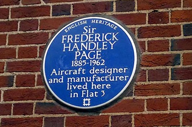 이 아파트는 프레드릭 헨리 페이지의 거주지를 표시하는 영국 헤리티지 청색 플라크가 붙어 있다.사진=Wetherell