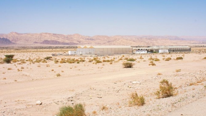 홍해에서 내륙으로 15km 떨어진 이스라엘 접경 지역의 요르단 사막에 있는 태양광 패널 발전 온실 전경. 사진=BBC
