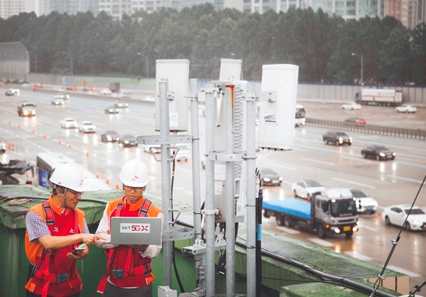SK텔레콤 직원들이 고속도로 인근에서 5G 네트워크를 점검하고 있는 모습. 사진=SKT