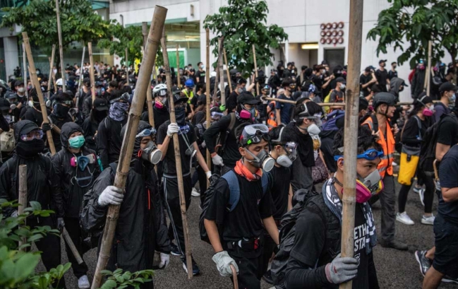 홍콩에서 ‘복면금지법’이 시행된 이후 시위대와 경찰과의 충돌이 첨예화되고 있는 가운데 사제폭탄까지 등장하면서 긴장이 고조되고 있다.
