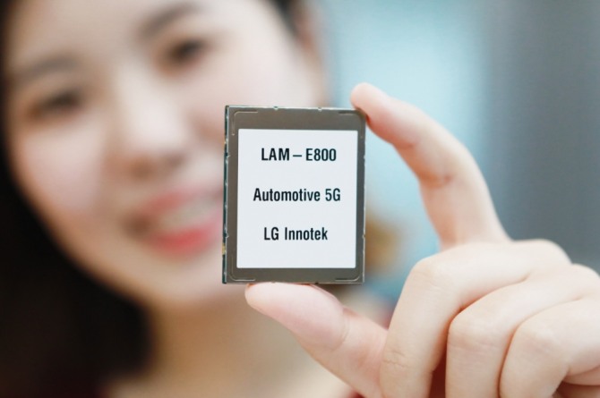LG이노텍 직원이 ‘차량용 5G 통신모듈’을 선보이고 있다.  사진=LG이노텍 제공