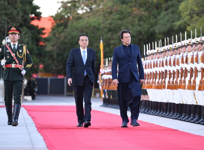 10월 8일 오후 중국 인민대회당 동문 광장에서 리커창 국무원 총리가 파키스탄 임란 칸 총리의 방문을 환영하는 의식이 거행됐다. 자료=gov.cn