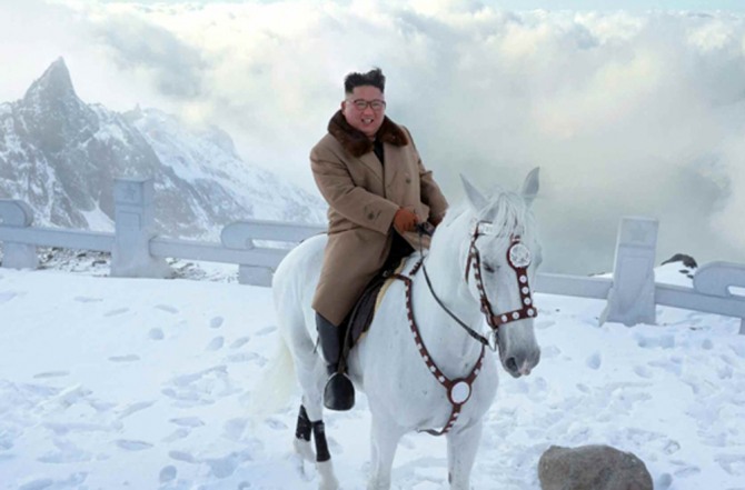 백마를 타고 백두산에 오른 북한 김정은. 사진=조선중앙통신