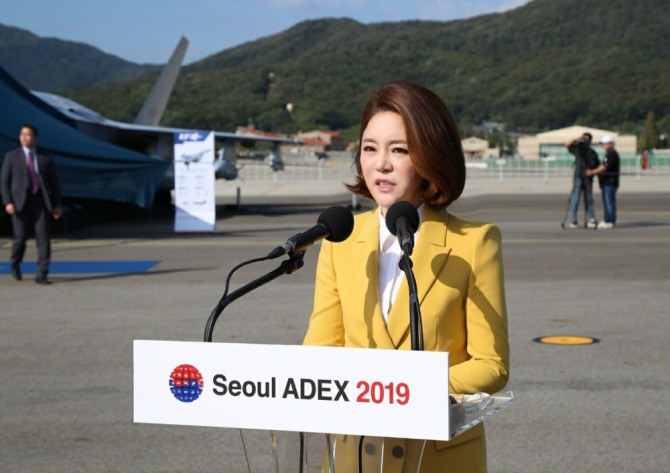2019 서울 아덱스(SEOUL ADEX 2019)가 개막된 가운데 평창동계올림픽 영어MC로 이름을 알린 문소리 아나운서가 사회를 맡아 한국어와 영어로 동시 진행하고 있다. 사진=아덱스