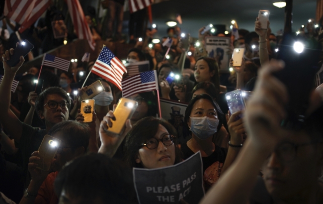  미국 의회에 '홍콩인권법' 통과를 요구하고 있는 반정부시위대. 