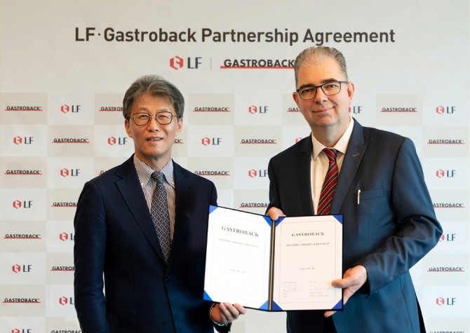 오규식 LF 부회장(왼쪽)과 안드레아스 키르셴만 가스트로박 CEO가 15일(현지시간) 독일 홀렌슈타트 가스트로박 본사에서 브랜드의 국내 시장에 대한 독점 수입과  유통에 관한 계약서에 서명한 후 악수하고 있다. 사진=LF 