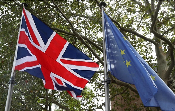 영국국기(왼쪽)와 유럽연합기.사진=로이터/뉴스1