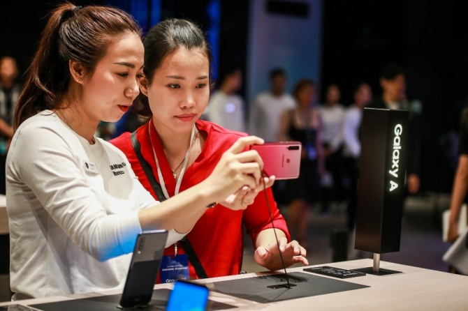 베트남 여성 두 명이 지난 3월 베트남 호찌민시 비텍스코(Bitexco) 파이낸셜 타워에 막을 올린 '삼성 쇼케이스' 를 방문해 삼성전자 제품과 다양한 서비스를 체험하고 있다.  사진=삼성전자 제공 