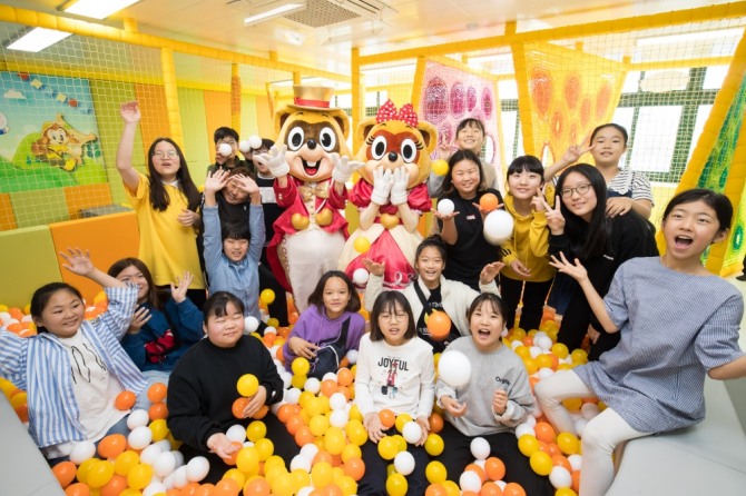 롯데월드가 전북 남원중앙초등학교에 '놀이교실'을 선물했다. 사진=롯데월드