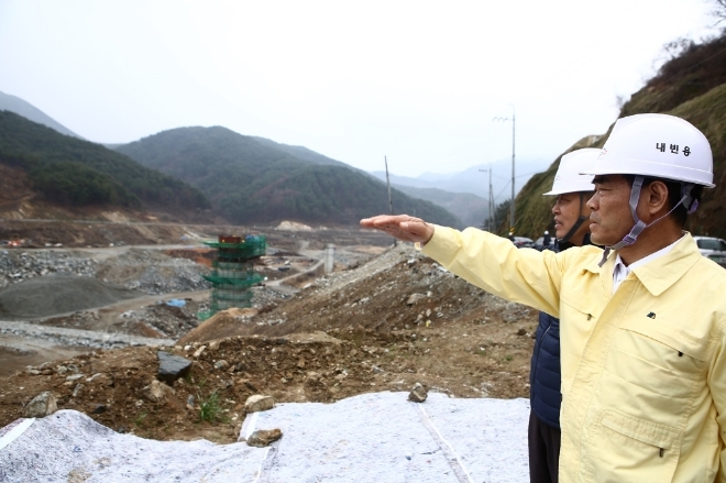 김인식 한국농어촌공사 사장이 경남 산청군 방곡지구 건설현장을 둘러보는 모습. 사진=한국농어촌공사 