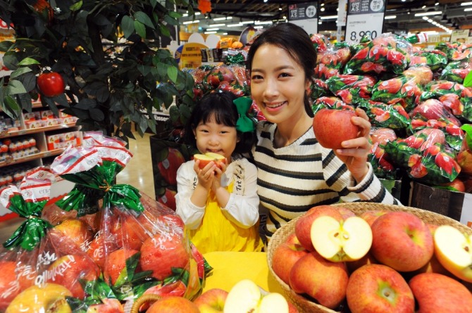 서울 등촌동 홈플러스 강서점에서 모델들이 올해 첫 ‘엔비사과’를 선보이고 있다. 사진=홈플러스