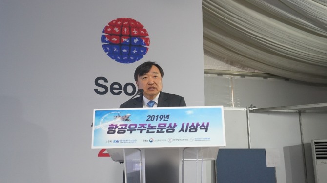 안현호 한국항공우주산업(KAI) 사장이 17일 서울 ADEX 현장에서 열린 ‘항공우주논문상 시상식’에서 기념사를 낭독하고 있다.  사진=한국항공우주산업(KAI)