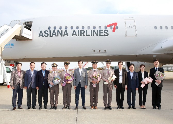한창수 아시아나항공 사장(왼쪽에서 6번째)과 임직원들이 지난 16일 오후 인천국제공항에서 진행된 A350 10호기 도입행사에 참가해 기념사진을 찍고 있다. 사진=아시아나항공