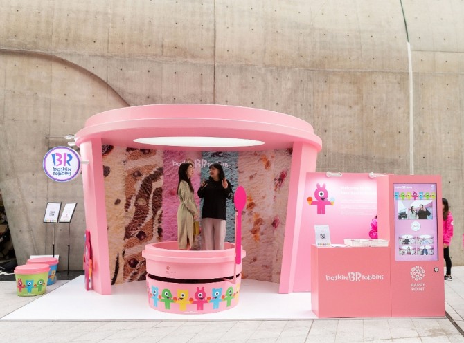 SPC그룹이 운영하는 배스킨라빈스가 19일까지 열리는 ‘2019 서울패션위크’에 참여해 ‘지오반노니 팝업부스’를 운영한다고 17일 밝혔다. 사진=배스킨라빈스