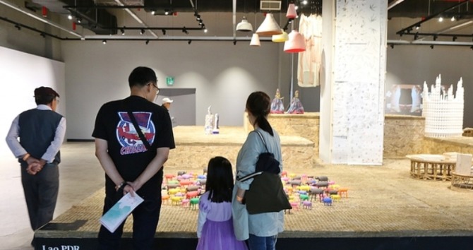 2019 청주공예비엔날레 개장 이후, 가족단위 입장객들이 작품을 관람하는 모습. 사진=뉴시스