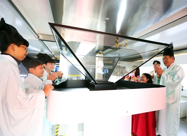 함양군 초등학생들이 ‘티움 모바일’의 미래 직업 연구소에서 ARVR을 통한 적성검사를 체험하고 있다.