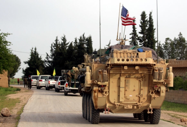 쿠드드인을 버리고 시리아에서 철수하고 있는 미군차량 행렬.